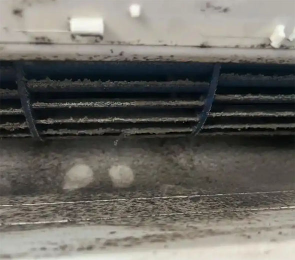 依兰空调吹的风有股烧焦味是怎么回事